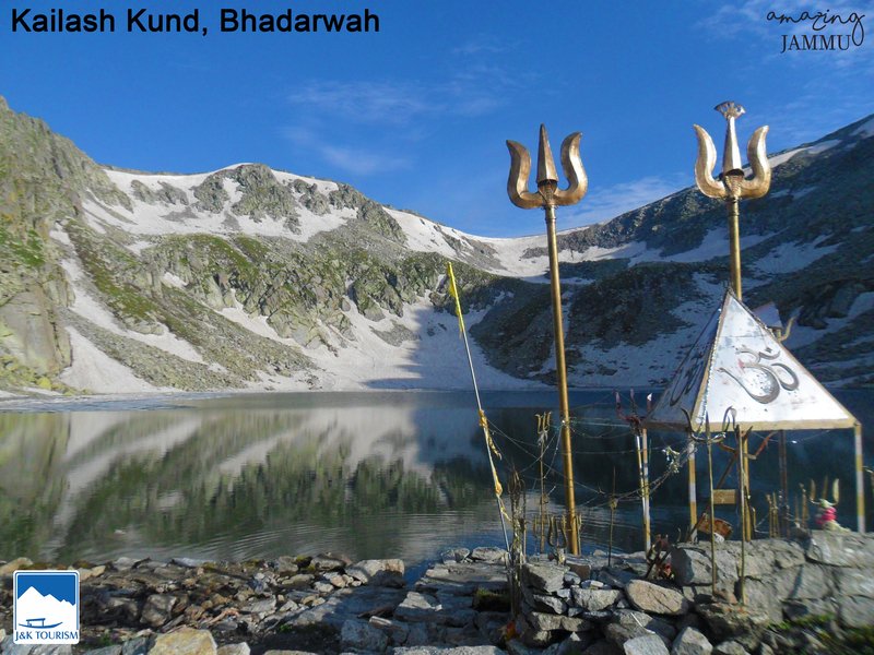 Best time to visit Vaishno Devi — pilgrims trekking the Katra to Bhawan route through pine forest